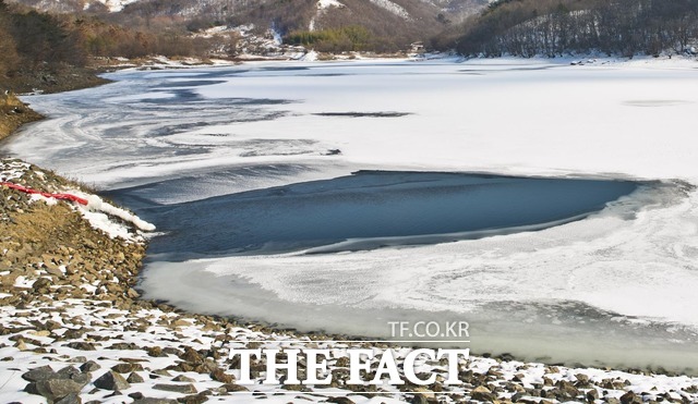 한국농어촌공사가 월동작물에 대한 선제적 급수대책 일환으로 충남 예산 산묵저수지에 물을 채우고 있다. / 농어촌공사 제공