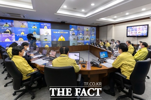 경기도는 23일 오병권 도지사 권한대행을 비롯해 31개 시군 부단체장, 경기연구원 및 한국은행 관게자 등이 참여한 가운데 우크라이나 사태 관련 긴급 상황점검 화상회의를 열고 대응방안을 논의했다. /경기도 제공