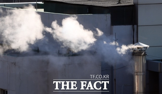 목요일인 오늘(24일)은 전국이 아침까지 영하권을 맴돌다 오후 들어 영상권으로 기온이 풀리겠다. 아침 최저기온은 -15~-2도, 낮 최고기온은 3~9도로 다소 누그러지겠다. /더팩트 DB