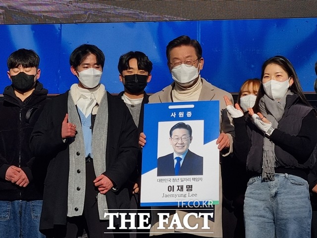 더불어민주당 이재명 대선 후보가 23일 충남 천안에서 집중 유세를 벌인뒤 청년들로부터 취업 문제를 해결해 달라는 의미로 사원증을 전달받았다. / 천안=김경동 기자