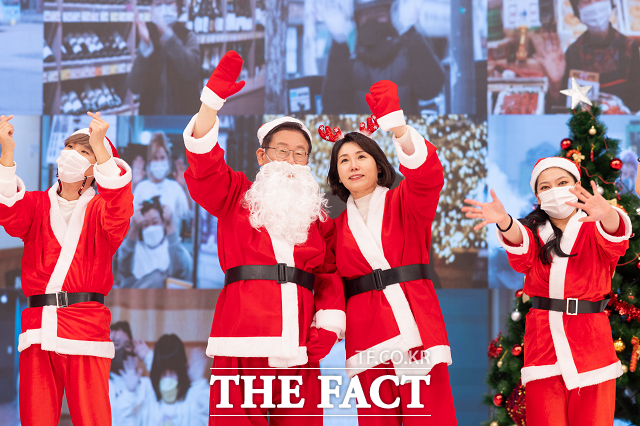 이재명 더불어민주당 대선 후보는 지난해 12월 24일 산타복을 입고 크리스마스 영상 메시지를 공개했다. 이 날은 고(故) 김문기 성남도시개발공사의 발인 날이었다. /이재명 후보 측 제공