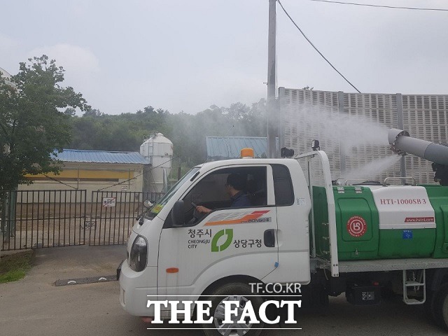 충북 북부지역에서 아프리카돼지열병 바이러스에 감염된 야생 멧돼지의 사체 발견이 계속되고 있다. ASF방역을 위해 방역을 진행하는 모습. / 청주시 제공