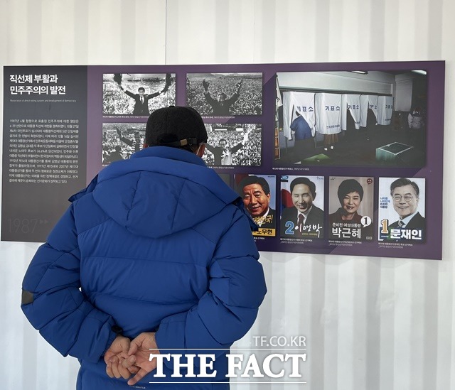 한 관람객이 독립기념관에 마련된 대통령선거 전시회를 보고 있다. / 충남선관위 제공