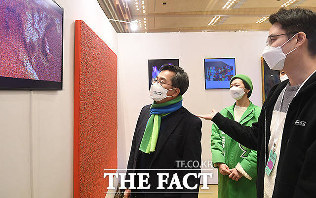2D 실물 작품(오른쪽)과 NFT 디지털 미디어로 구현한 작품을 살피는 김 후보.