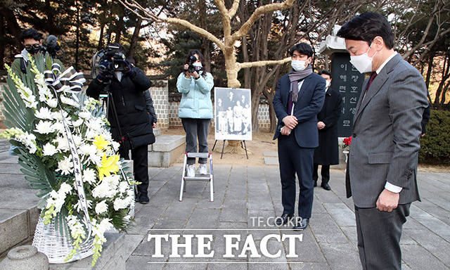 안철수 국민의당 대선 후보가 24일 오후 서울 강남구 도산 안창호기념관을 찾아 묘소에 참배하고 있다. /국회사진취재단
