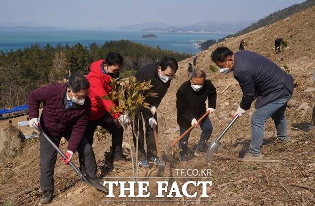 최병암 산림청장과 관계자들이 24일 전남 완도 고금도에서 올해 첫 나무 심기 행사를 가졌다. / 산림청 제공