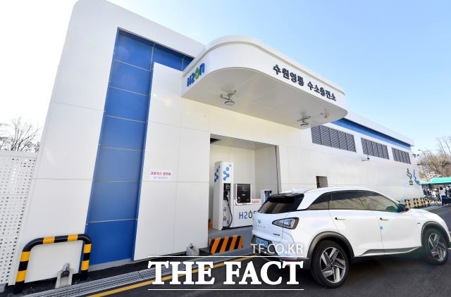 수원시 1호 수소충전소 앞에 서 있는 수소전기자동차./ 수원시 제공