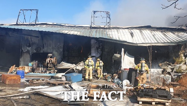 대구 동구 부동의 한 타이어 재생공장에서 원인을 알 수 없는 불이 나 소방당국이 진화에 나섰다. / 대구소방안전본부 제공