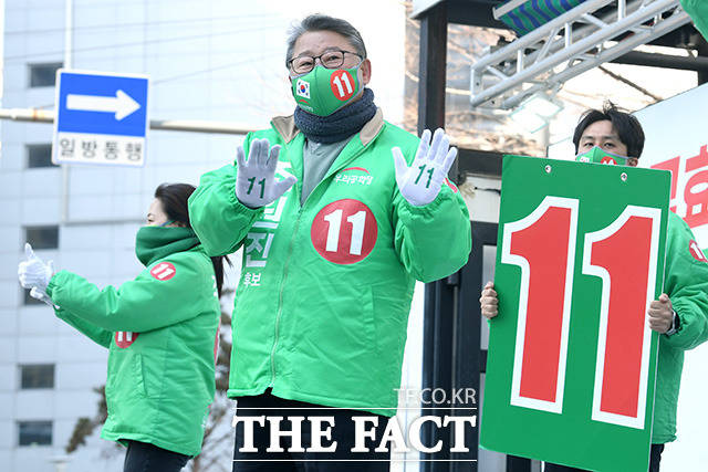 조원진 우리공화당 대선 후보(가운데)가 24일 오후 인천 남동구 논현동 일대에서 지지를 호소하고 있다. /인천=남용희 기자