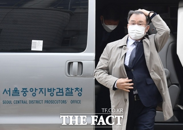 법관 정기 인사로 구성원이 교체된 대장동 사건 재판부는 공판 갱신 절차를 위해 성남도시개발공사 직원 등에 대한 증인신문 녹취파일을 모두 재생하기로 했다. 사진은 지난해 11월 서울중앙지법에서 열린 구속 전 피의자심문(영장실질심사)에 출석한 화천대유 대주주 김만배 씨. /이새롬 기자