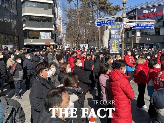 23일 윤석열 대선후보 지지자 500여명이 의정부시 행복로에 모여 윤 후보의 당선을 응원하고 있다./의정부=박민준 기자