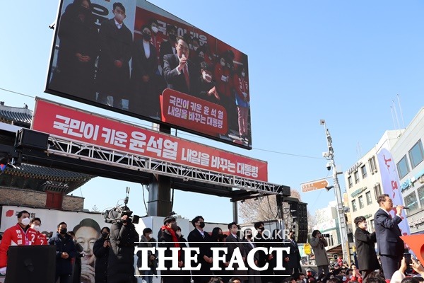 윤석열 대선 후보는 여러분이 이 자리에 설 수 있도록 불러주시고 끌어주시고 밀어주신 수원 시민여러분께 깊이 감사드린다고 했다./이상묵 기자