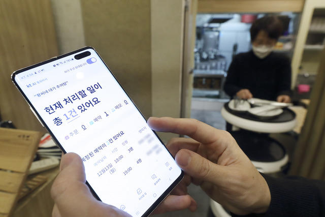 KT가 MWC 2022에서 KT AICC를 세계 무대에 선보일 예정이라고 24일 밝혔다. 사진은 서울의 한 음식점에서 KT AI통화비서가 업주 대신 전화를 받고 있는 모습. /KT 제공