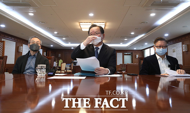 김부겸 국무총리가 24일 오후 서울 종로구 정부서울청사에서 열린 오미크론 대응 관련 전문가 간담회에 참석해 모두발언을 하고 있다./임영무 기자