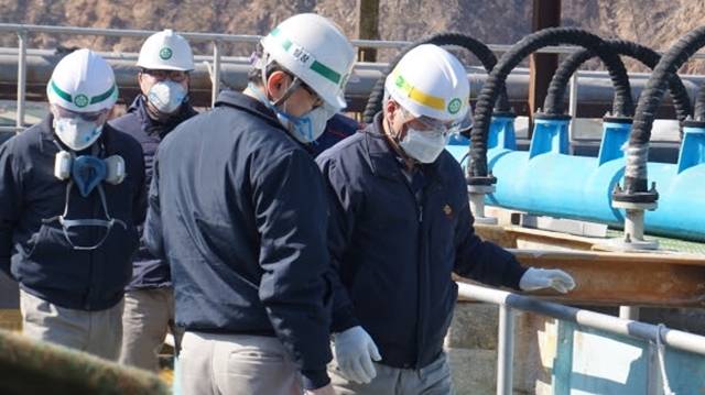 배상윤(오른쪽) 영풍 석포제련소장이 지난 22일 임직원들과 함께 1공장 현장 안전점검을 실시하고 있다. /영풍 석포제련소 제공