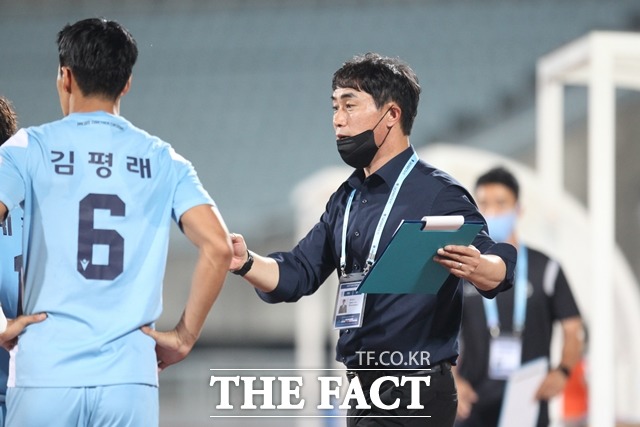 천안시축구단이 26일 울산시민축구단과 시즌 개막 경기를 갖는다. 김태영 감독의 작전 지시 모습 / 천안시축구단 제공