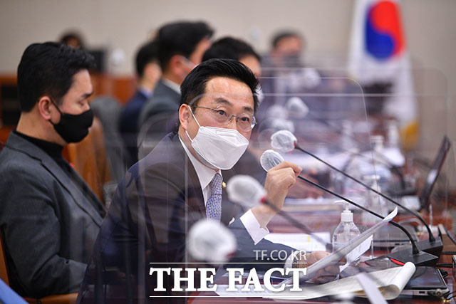 박성준 더불어민주당 의원이 박 장관을 상대로 윤석열 국민의힘 대선 후보의 부동시 자료와 관련해 질의하고 있다.