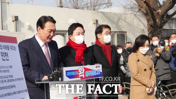 윤석열 국민의힘 대선 후보가 인천역에서 공약을 발표하고 있다. /더팩트DB