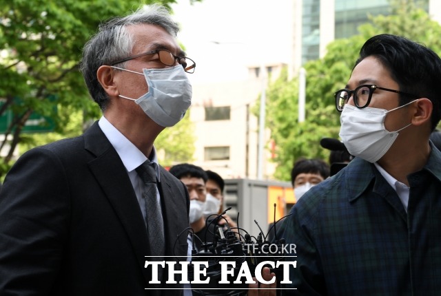 자본 없는 페이퍼컴퍼니를 활용해 수천억 원의 부당이득을 챙긴 혐의로 기소된 문은상(왼쪽) 전 신라젠 대표가 항소심에서도 징역 5년의 실형을 선고받았다. /임세준 기자