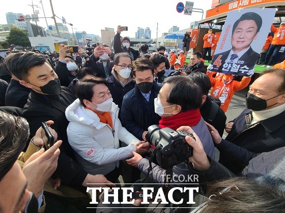 국민의당 안철수 대선 후보와 국민의힘 서병수 의원이 22일 오후 부산진구 부전시장에서 열린 안 후보의 집중 유세 현장에서 짧은 만남을 가졌다. /부산=조탁만 기자.