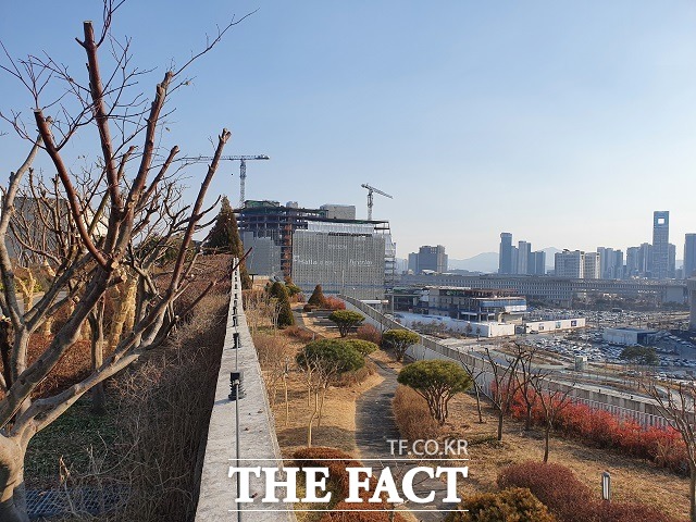 지난 2월 10일 정부세종청사 옥상정원에서 내려다 본 새종 신도시(행복도시) 모습. 바로 앞 공사가 진행 중인 건물은 오는 8월 준공된 뒤 12월쯤 입주가 시작될 정부세종신청사(중앙동)이다. /세종=최준호 기자