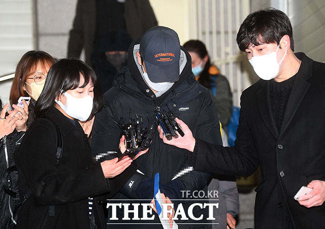 계양전기에서 근무하며 회사 자금을 빼돌린 혐의를 받고 있는 김 모 씨가 25일 오전 서울 강남구 수서경찰서에서 검찰로 송치되고 있다. /이동률 기자