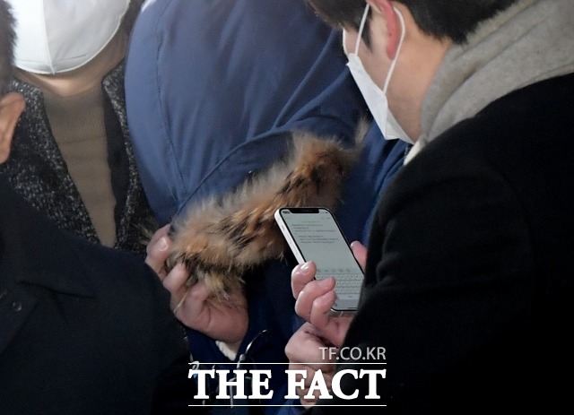 회삿돈 2215억 원을 횡령한 혐의를 받는 오스템임플란트 직원 이 모(45) 씨가 지난달 14일 오전 서울 강서경찰서에서 검찰로 송치되고 있다. /이선화 기자