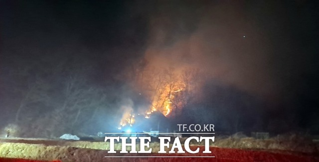 김천의 한 야산에서 산불이 발생해 산림당국이 진화에 나섰다./산림청 제공