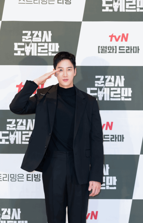 안보현은 군검사 도배만 역을 맡아 열연을 펼친다. /tvN 제공