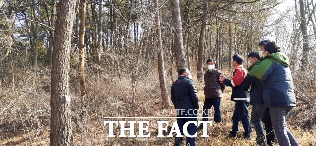 서부지방산림청은 여수시 율촌면 일원 소나무재선충병 방제사업 현장을 찾아 추운 날씨에 방제사업에 힘쓰는 근로자들을 격려하고 소나무재선충병 방제사업 추진상황을 점검했다고 25일 밝혔다. /서부지방산림청 제공