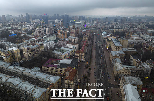 러시아의 우크라이나 침공과 관련해 국내 경제단체들이 한국 기업의 피해를 최소화하기 위한 대응 방안을 적극 모색하고 있다. 사진은 러시아가 우크라이나에 군사작전을 개시한 지난 24일, 전운이 감도는 우크라이나 키예프. /AP.뉴시스