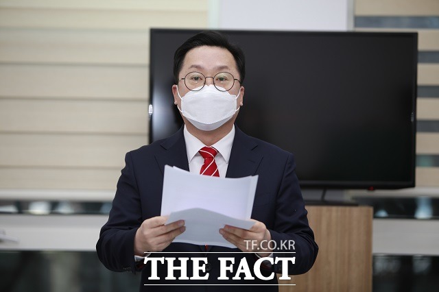 이장우 전 의원이 25일 대전시의회 기자실에서 기자회견을 열고 있다. / 대전 = 김성서 기자