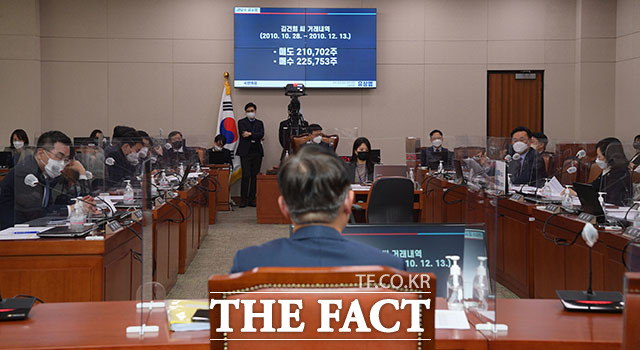 유 의원은 윤석열 국민의힘 대선 후보의 배우자 김건희 씨의 주가조작 의혹과 관련해 질의.
