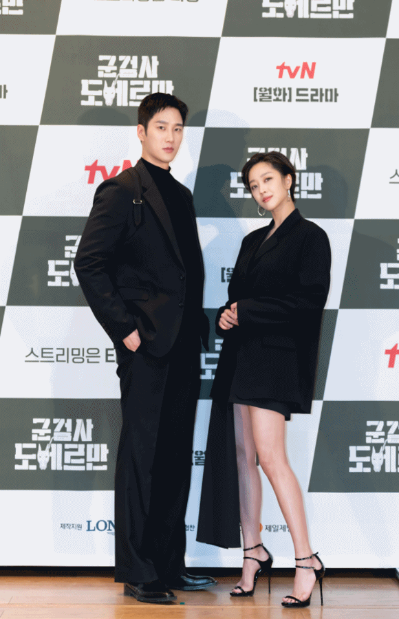 배우 안보현(왼쪽)과 조보아가 tvN 새 월화드라마 군검사 도베르만으로 연기 호흡을 맞춘다. /tvN 제공