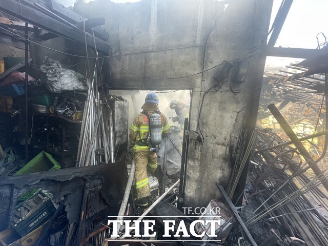 대구 서구 장기동의 한 공장 자재창고에서 화재가 발생했다. /대구서부소방서 제공