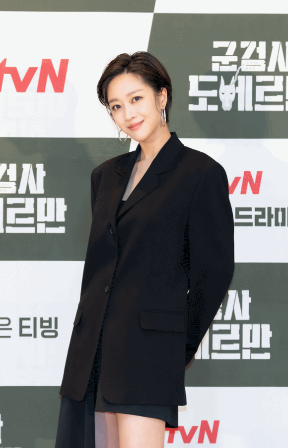 군검사 차우인 역의 조보아는 짧은 머리로 연기 변신을 예고했다. /tvN 제공