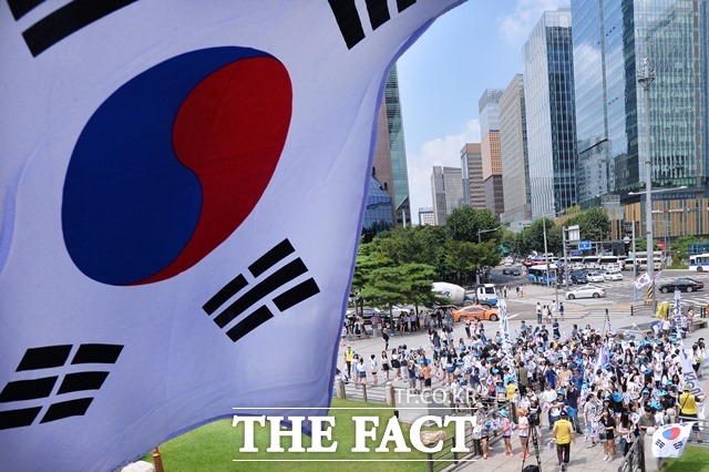 국제 신용평가사 무디스가 올해 한국의 실질 국내총생산(GDP) 성장률 전망치를 3.2%에서 3.0%로 하향 조정했다./더팩트 DB
