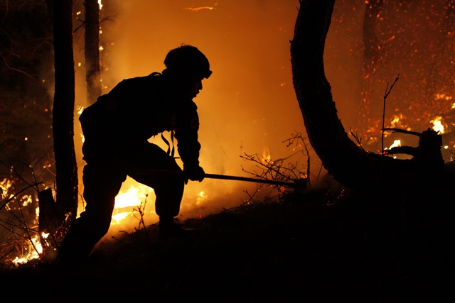 산림항공본부 공중진화대 산불 진화 모습 / 국립산림과학원 제공