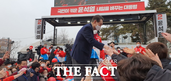윤석열 후보가 지지자들과 악수를 하며 소통하고 있다. /인천=지우현 기자