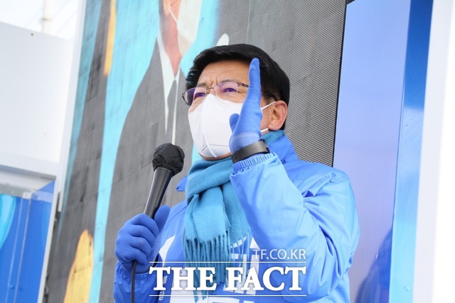 유세하는 서삼석 의원. 더불어민주당 수석사무부총장인 서삼석 의원은 26일 자신의 지역구인 전남 무안군 일로읍 전통시장을 찾아 이재명 대선 후보 지지 호소에 나섰다. 이날 유세에서 서 의원은 “수차례 토론회와 선거유세를 통해 대한민국을 순항시킬 후보가 누구인지 다 알고 있다”며 이재명 후보를 지지해 줄 것을 거듭 강조했다. /무안=홍정열 기자