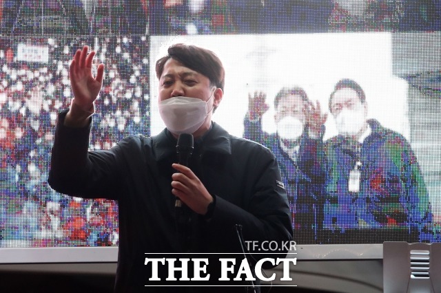 이준석 국민의힘 대표가 이재명 더불어민주당 대선 후보의 우크라이나 침공 관련 발언에 일제강점기 일본의 침략이 정당화되는 이야기라며 비판했다. /이새롬 기자