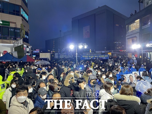 26일 이재명 더불어민주당 대선 후보를 지지하는 구름인파가 의정부시 행복로에 모여 이 후보의 당선을 응원하고 있다./의정부=박민준 기자