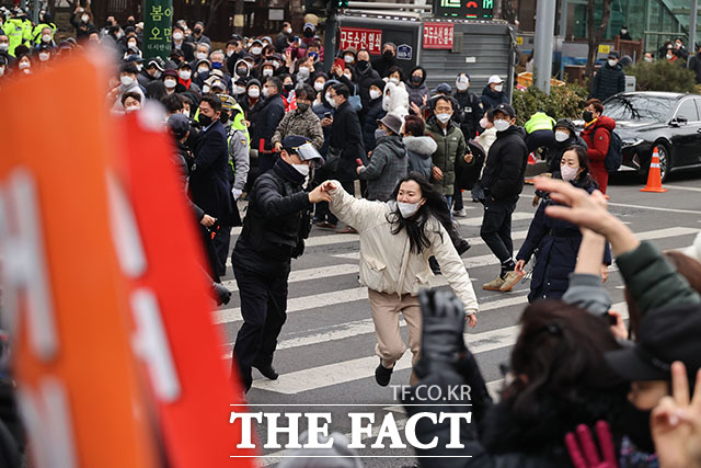 이날 윤석열 후보의 유세 중 선제타격, 사드배치, 전쟁반대를 주장하는 대학생이 연단을 향해 달려가다 경찰의 제지를 받고 있다.