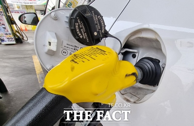 26일 한국석유공사 유가정보사이트 오피넷에 따르면 2월 넷째 주 전국 주유소 휘발유 가격은 전주 보다 21.4원 오른 리터당 1739.8원이다. /더팩트 DB