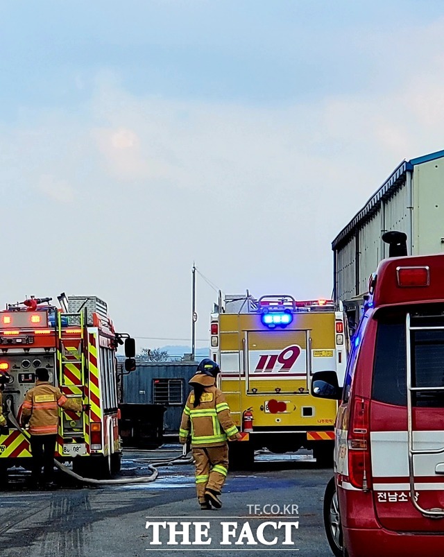 소방대원들이 부산하게 움직이며 화재를 진압하고 있다. 나주=이병석 기자