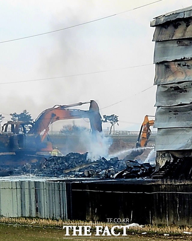 소방당국이 중장비를 동원해 잔불을 정리하고 있다. 나주=이병석 기자
