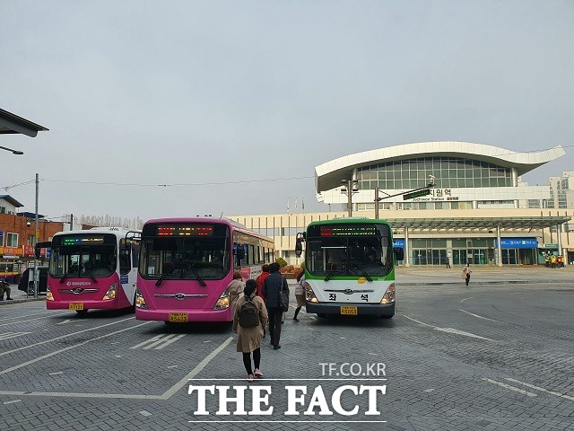 세종교통이 운행하는 세종 601번 시내버스의 북쪽 종점인 조치원역 앞 모습 / 세종=최준호 기자