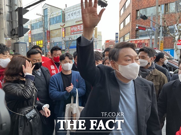 27일 포항을 찾은 국민의 힘 윤석렬 후보가 포항 죽도시장 개풍약국 유세에 들어가기전 지지자들에 손을 흔들어 보이고 있다./포항=오주섭기자