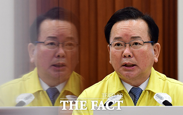 김부겸 국무총리는 최근 오미크론 바이러스 확산세와 관련해 다른 나라들이 이런 위기를 겪은 것에 비하면 지금 우리의 상황은 분명 관리 가능한 수준에 있다며 과도하게 불안해하지 말아야 한다고 말했다. /임영무 기자