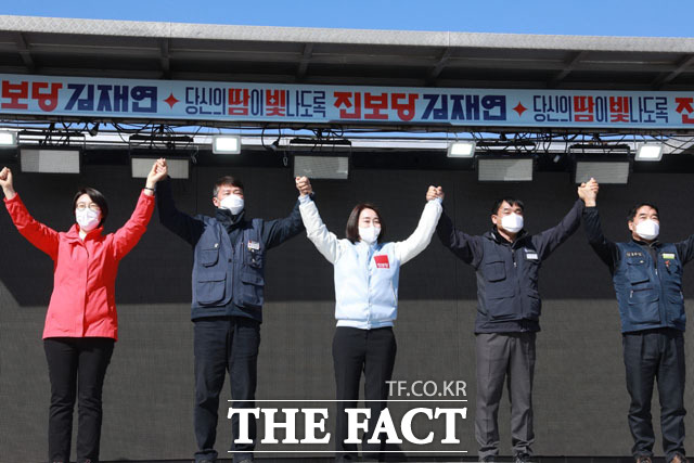진보당 김재연 대선 후보가 27일 오후 울산시 북구 상방사거리에서 유세를 펼치고 있다.